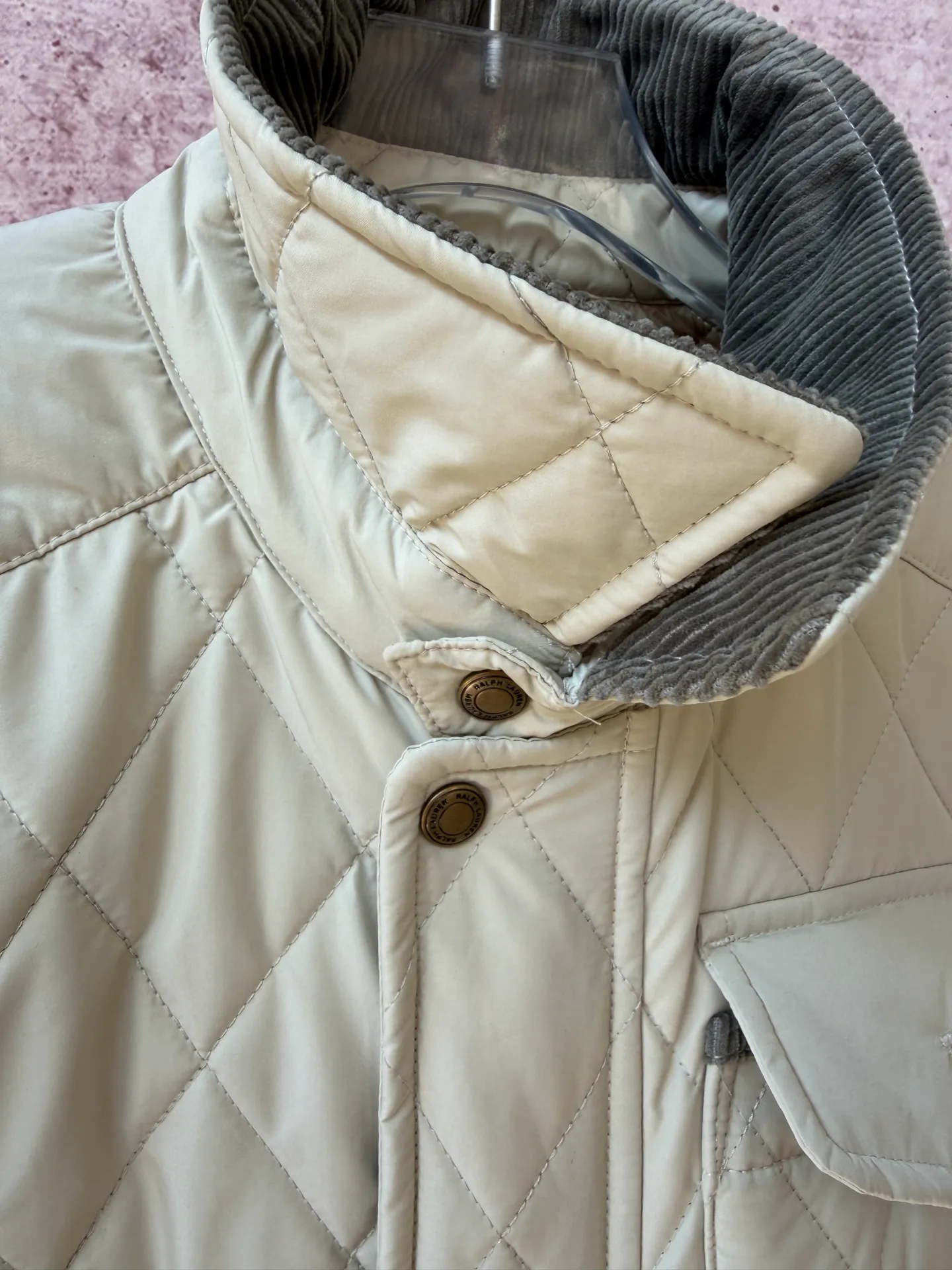 P430 Raff's new rhombus plaid workwear cotton jacket, customized hardware accessories, fine workmanship inside and outside to maintain the original details, simple version, old money style, casual matching, workmanship details restored, diamond grid stitching inside and outside fixed, collar and cuffs with corduroy to add matching attributes, shoulder chapters highlight the brand tonality, hem slit snap design is more matching attributes, full of details